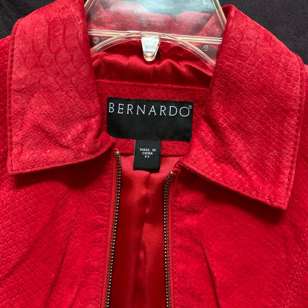 Red jacket - Picture 2 of 3